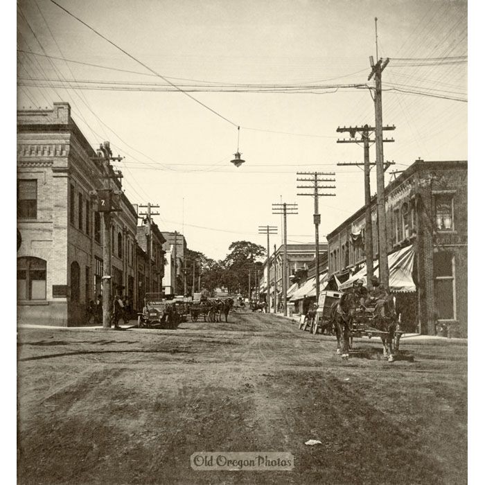 Hood River, Looking West on Oak at 2nd - Patterson
