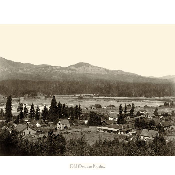 Looking North over the Town of Cascade Locks
