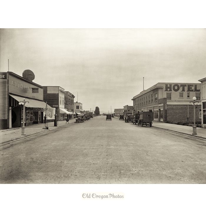 Sutherlin, Oregon, Looking East on Central Ave. - Frank Patterson